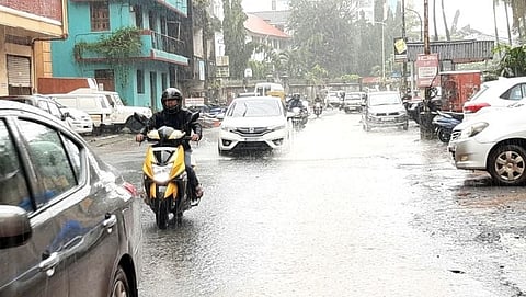 पश्चिम बंगालच्या उपसागरात कमी दाबचा पट्टा तयार झाल्याने गोव्यात सकाळपासून मुसळधार पाऊस पडत आहे.