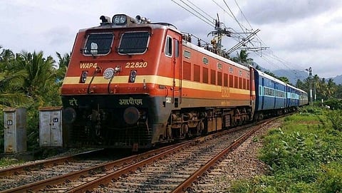Indian Railways: ट्रेनमधून महिलेची बॅग गेली चोरीला; कोर्टाने रेल्वेला ठोठावला लाखांचा दंड; वाचा नियम काय सांगतो?