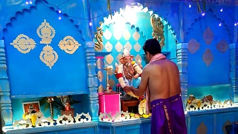 भटजींच्या उपस्थितीत गणेश पूजन करतांना भाविक.