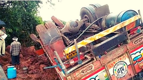 ट्रकचे ब्रेक फेल झाल्यामुळे चालकाचे नियंत्रण सुटले आणि रस्त्याच्या एका बाजूला हा ट्रक उलटला.