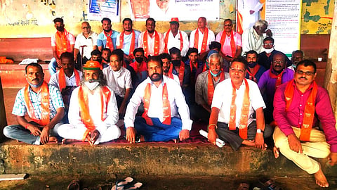 स्थानिक उमेदवाराला उमेदवारी द्यावी यामागणीसाठी कार्यकर्त्यासह उपोषणाला बसलेले दाजी कासकर. (Goa)