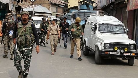 Jammu-Kashmir: Terrorist hurl grenade on Police party at Pulwama