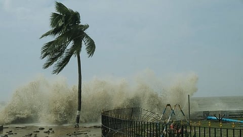 केरळच्या (Kerala) एर्नाकुलम (Ernakulam), इडुक्की (Idukki) आणि त्रिशूर (Thrissur) जिल्ह्यात 'ऑरेंज अलर्ट' (Orange alert) जारी करण्यात आला आहे.