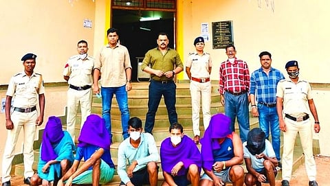 उत्खनन केल्याप्रकरणी 06 जणांना अटकेतील लोक