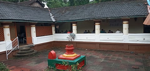 100 वर्ष जुना मखर