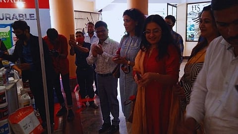 जिल्हास्तरीय निर्यातदार मेळाऴ्या अंतर्गत आयोजित प्रदर्शनाचे उदघाटन करताना उद्योग संचालनालयाच्या संचालिका स्वेटिका सचन व इतर मान्यवर.