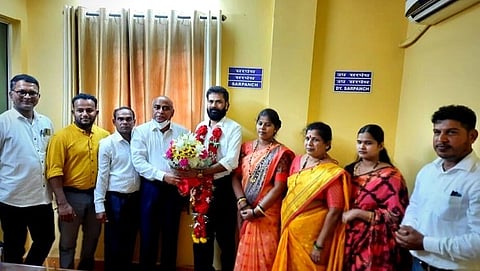 बिनविरोध निवड झाल्याबद्दल त्यांचे पंचायत मंडळाने अभिनंदन केले