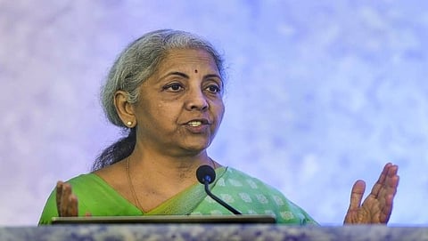 भारताला केवळ जास्त बँकांची (Banks) गरज नाही तर मोठ्या बँकांचीही गरज आहे.