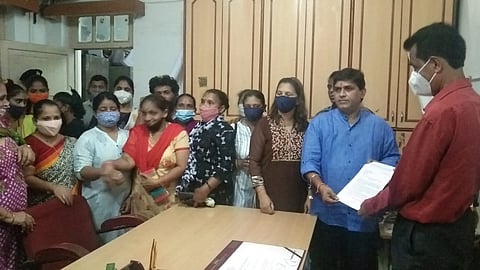 पाण्याअभावी हाल-अपेष्टा सहन करणाऱ्या वास्को वासीयांनी बायणा येथील पाणी विभाग सहाय्यक अभियंता यांना घेराव घालून जाब विचारताना.