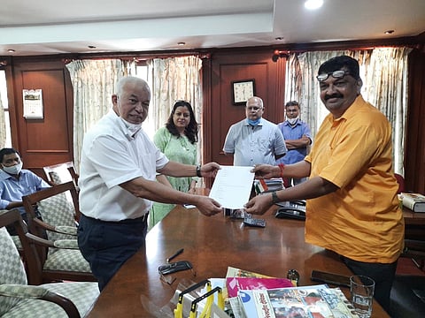 आमदारकीचा राजिनामा सभापती राजेश पाटणेकर यांच्याकडे देताना लुईझीन फालेरो