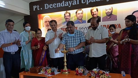 भाजप महिला मोर्चाने आयोजित केलेल्या स्तन कर्क रोग आरोग्य शिबिराचे समई प्रज्वलित करुन उदघाटन करताना डॉ. शेखर साळकर. बाजुस खासदार विनय तेंडुलकर, एऩआरआय आयुक्त नरेंद्र सावईकर, रुपेश महात्मे, रंजिता पै, डॉ. स्नेहा भागवत व इतर मान्यवर