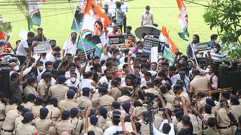 कॉँग्रेसच्या मोर्चाला पांगवतान गोवा पोलिस (Congress Protest Goa)