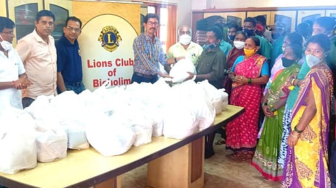 डिचोली लायन्स क्लबतर्फे पालिकेच्या 62 सफाई कर्मचाऱ्यांना कडधान्याचे वितरण (Goa )