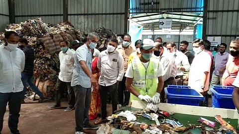 प्रकल्पाची पाहणी करताना नगरविकास मंत्री मिलिंद नाईक सोबत इतर