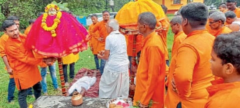 Goa Dussehra festival :
दोन गटातील वादानंतर मंदिराला टाळे, मामलेदारांचा निर्णय, दसऱ्याला गालबोट