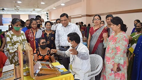 नेत्रचिकित्सा शिबिराची पाहणी करताना पंचायत मंत्री माविन गुदिन्हो सोबत जिल्हा पंचायत उपाध्यक्ष श्रीम. दीक्षा कांदोळकर, एड. अनिता थोरात व इतर