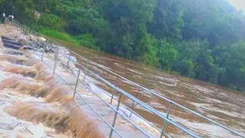 Sattari: रगाडा नदिची पाण्याची पातळी वाढल्यामुळे पैकुळ येथे उभारण्यात आलेल्या पादपूल धोकादायक बनला आहे.