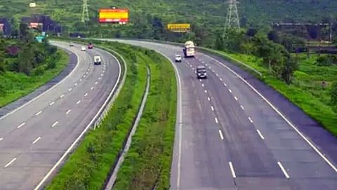 मुंबई-गोवा महामार्गावरील (Mumbai-Goa Highway) सुरु असलेली अपघातांची मालिका या उड्डाणपुलामुळे काही प्रमाणात थांबणार.