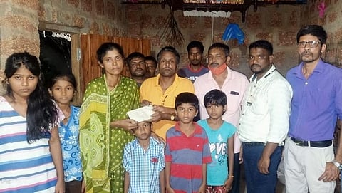 नागवे सत्तरी (Sattari village) येथिल बिरो काळे कुटुंबाला आर्थिक मदत देताना संघाचे पदाधिकारी
