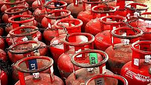 वर्षभरामध्ये 305 रुपयांनी घरगुती स्वयंपाक गॅस (Cooking Gas) महागला आहे.