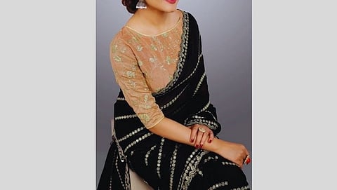 काळा रंग- कोणत्याही शुभ कार्यावेळी काळ्या रंगाचे कपडे परिधान करणे हिंदू धर्मात शुभ मानले जात नाही. विवाहित महिलांनी करवा चौथच्या दिवशी काळ्या रंगाचे कपडे परिधान करू नये.
