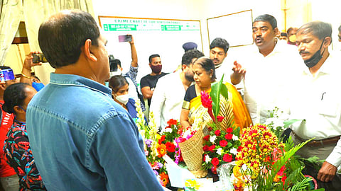 कार्यकर्त्यांवर बेकायदेशीर लाठीचार्ज केल्याच्या निषेध' म्हणून कॉंग्रेस पदाधिकाऱ्यांनी डीवायएसपी संदेश चोडणकर यांना फुले, चॉकलेट, गेट वेल सून कार्ड भेट केले.