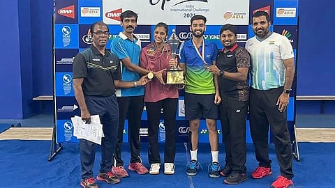 मिश्र दुहेरी बॅडमिंटन स्पर्धेत विजेतेपद मिळविलेल्या तनिशा क्रास्टो व ईशान भटनागर (दोघेही मध्यभागी) यांना करंडक देताना मान्यवर.