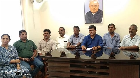 पत्रकार परिषदेत युवा एकवोटचे कृष्णा साळकर व इतर