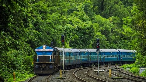 Konkan Railway Traffic: तब्बल 17 तासानंतर कोकण रेल्वेची वाहतूक सुरुळीत, प्रवाशांचे बेकार हाल; 13 गाड्या रद्द, 17 अन्य मार्गाने वळवल्या