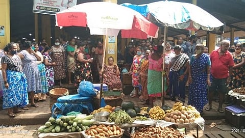 वास्को मासळी मार्केट बाहेर जमलेल्या मासळी मार्केटमधील विक्रेत्या.
