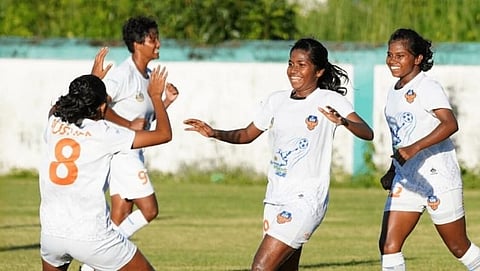 FC Goa गोल नोंदविल्यानंतर आनंद व्यक्त करताना सुश्मिता जाधव (मध्यभागी) आणि एफसी गोवा संघातील खेळाडू.