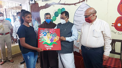 लार द सांता तेरेझीना अनाथालात एका मुलीकडुन भेटकार्ड स्विकारताना राज्यपाल पिल्लई, सोबत आमदार दिगंबर कामत व अनाथालयाचे संचालक फा. सिल्वेस्टर डिसोझा (Goa)