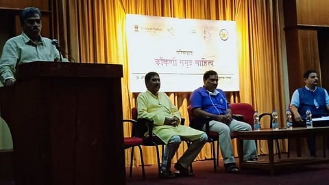 कोकणी समुद्र साहित्य परिसंवादाचे उदघाटन केल्याचे जाहीर करताना रवीन्द्र भवन मडगावचे अध्यक्ष दामू नाईक. बाजुला वामन टाकेकर, प्रदिप सरमुकादम व डॉ. भुषण भावे.