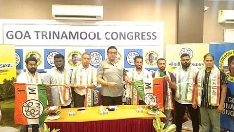 Goa TMC मध्ये दाबोळी काँग्रेस मंडळाच्या पदाधिकाऱ्यांनी प्रवेश करताना, बरोबर राज्यसभा खासदार डॉ. शांतनु, लवू मामलेदार.