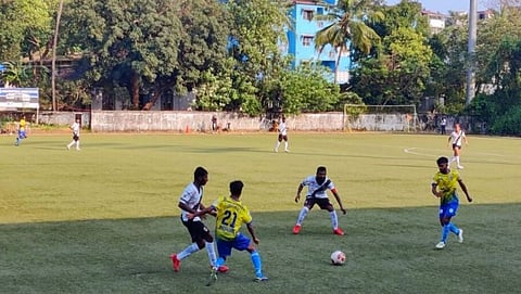 Goa Sports धुळेर-म्हापसा चेंडूवर ताबा राखण्याच्या प्रयत्नात वास्को स्पोर्टस क्लब व गार्डियन एंजल स्पोर्टस क्लब संघातील खेळाडू.