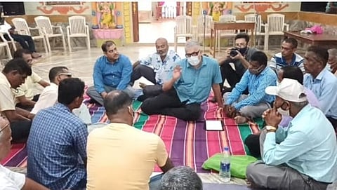 मोपा विमानतळा संदर्भात पिडीत शेतकऱ्यासोबत चर्चा करताना तृणमूल कॉंग्रेसचे खासदार डेरेक ओब्रायन.सोबत ॲड यतीन नाईक, डॅनियल डिसोझा, संतोष मांद्रेकर (Pernem)