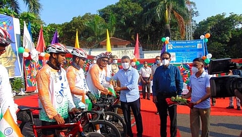 National Unity Day: नगरविकास मंत्री मिलिंद नाईक यांनी झेंडा दाखविल्यावर रॅली गोव्याहून मुरगाव येथून रवाना होताना