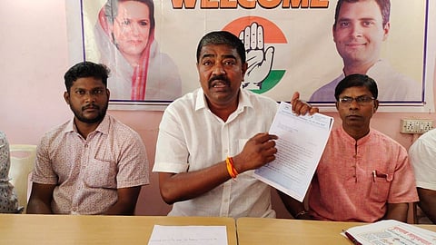 पत्रकार परिषदेत माहिती देताना गोवा प्रदेश काँग्रेस उपाध्यक्ष संकल्प आमोणकर व इतर.