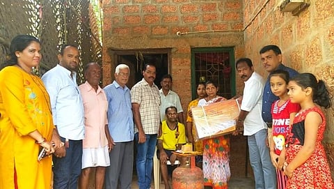 गरीब कुटुंबियांना मगोचे नेते प्रवीण आर्लेकर यांनी मोफत गेस सिलिंडर आणि गेस शेगडी वितरीत करताना प्रवीण आर्लेकर
