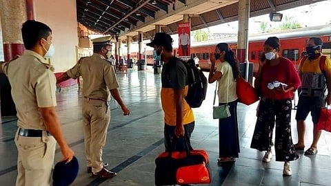 Penalty of 500 rs if seen without mask at Konkan railway station