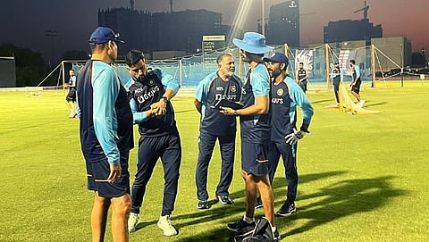 संघाच्या सराव सत्रात MS Dhoni सामील झाला आणि खेळाडूंना टिप्स देखील दिल्या.