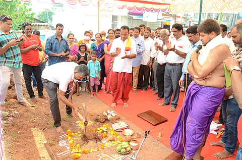 श्री ईस्वटी ब्राम्हण लक्ष्मीनारायण देवस्थानातर्फे बांधण्यात येणाऱ्या रंगमंचाचे भूमीपूजन करताना नगरविकास मंत्री मिलिंद नाईक (Goa)