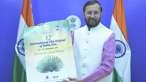 मंत्री प्रकाश जवडेकर 52 व्या आंतरराष्ट्रीय चित्रपट महोत्सवाच्या पोस्टर चे अनावरण करताना