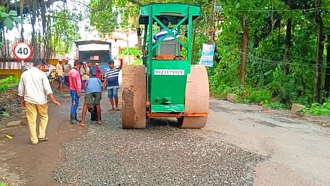 रस्त्या डागडुजीचे काम पुन्हा सुरु केले आहे.
