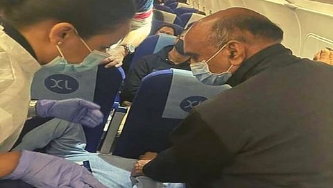 Breaking the protocol, Union Minister Dr.Karad saved the life of the passenger