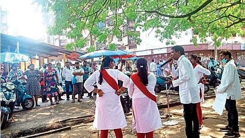 रस्तानाट्यातून जनजागृती करणारे कलाकार