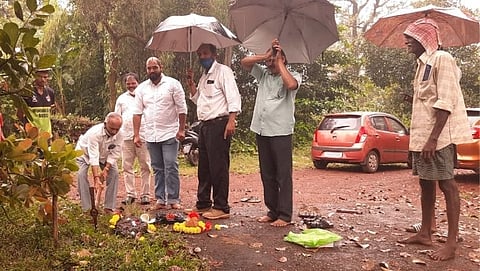 रस्ता व गटार बांधकाम करताना