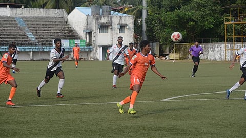 गोवा प्रोफेशनल लीग फुटबॉल स्पर्धेत शनिवारी झालेल्या एफसी गोवा (FC Goa) आणि वास्को स्पोर्टस क्लब यांच्यातील सामन्याचा क्षण
