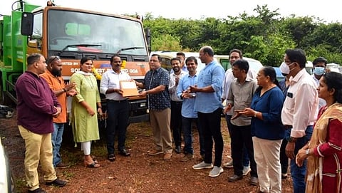 Goa : चिखली पंचायतीचा विनावापर कॉम्पॅक्टर मुरगावचे नगराध्यक्ष दामोदर कासकर, उपनगराध्यक्ष श्रध्दा महाले यांच्याकडे सुपूर्द करताना पंचायत मंत्री माविन गुदिन्हो.सोबत चिखलीचे सरपंच सॅबी परेरा, उपसरपंच कमलाप्रसाद यादव, पंचसदस्य मेरी मास्कारेन्हस, उपनगराध्यक्ष श्रध्दा महाले, नगरसेवक सुदेश भोसले, विनोद किनळेकर, गटविकास अधिकारी प्रसिध्द नाईक, बोगमाळोचे उपसरपंच संकल्प महाले व इतर.