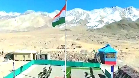 फायर अँड फ्युरी कॉर्प्स, इंडियन आर्मी' (Indian army) यांच्यावतीने हा ध्वज फडकविण्यात आला आहे.
